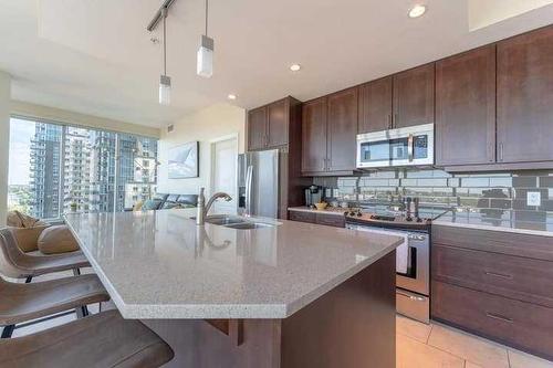 1507-211 13 Avenue Se, Calgary, AB - Indoor Photo Showing Kitchen With Double Sink With Upgraded Kitchen