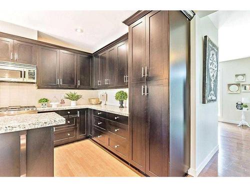 2428 7 Avenue Nw, Calgary, AB - Indoor Photo Showing Kitchen