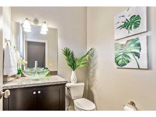 2428 7 Avenue Nw, Calgary, AB - Indoor Photo Showing Bathroom