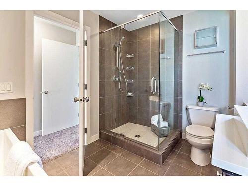 2428 7 Avenue Nw, Calgary, AB - Indoor Photo Showing Bathroom