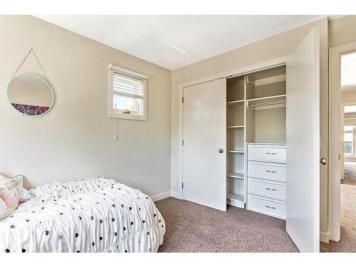 2428 7 Avenue Nw, Calgary, AB - Indoor Photo Showing Bedroom