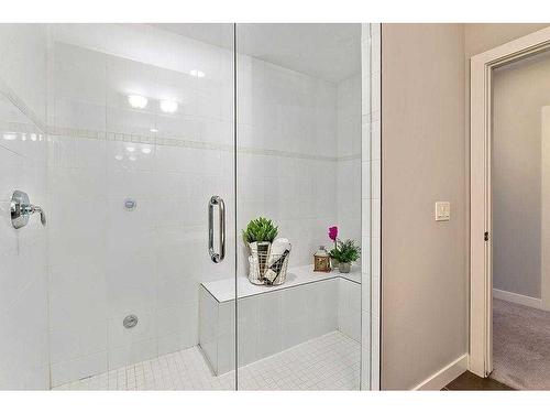 2428 7 Avenue Nw, Calgary, AB - Indoor Photo Showing Bathroom