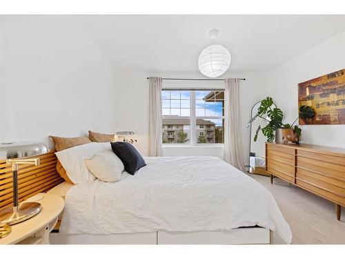 403-1408 17 Street Se, Calgary, AB - Indoor Photo Showing Bedroom