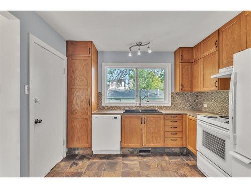 2212 29 Avenue Sw, Calgary, AB - Indoor Photo Showing Kitchen