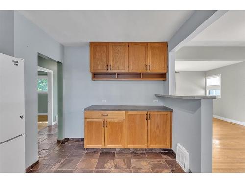 2212 29 Avenue Sw, Calgary, AB - Indoor Photo Showing Kitchen