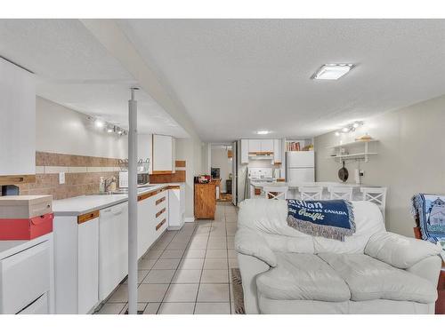 2212 29 Avenue Sw, Calgary, AB - Indoor Photo Showing Kitchen