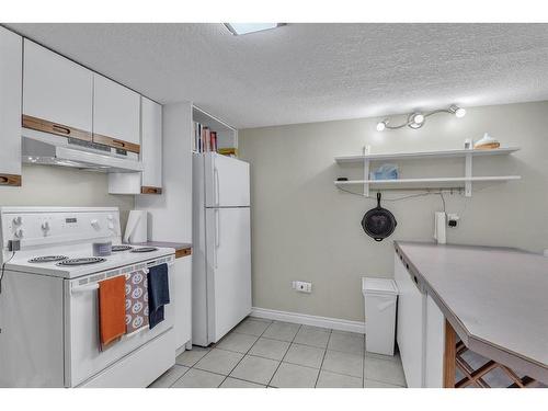 2212 29 Avenue Sw, Calgary, AB - Indoor Photo Showing Kitchen