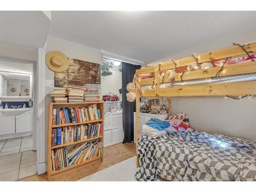 2212 29 Avenue Sw, Calgary, AB - Indoor Photo Showing Bedroom