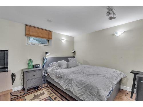 2212 29 Avenue Sw, Calgary, AB - Indoor Photo Showing Bedroom