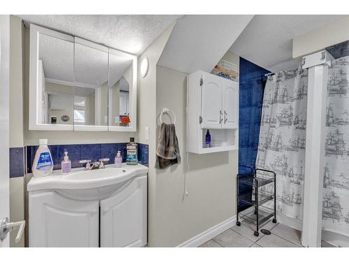 2212 29 Avenue Sw, Calgary, AB - Indoor Photo Showing Bathroom