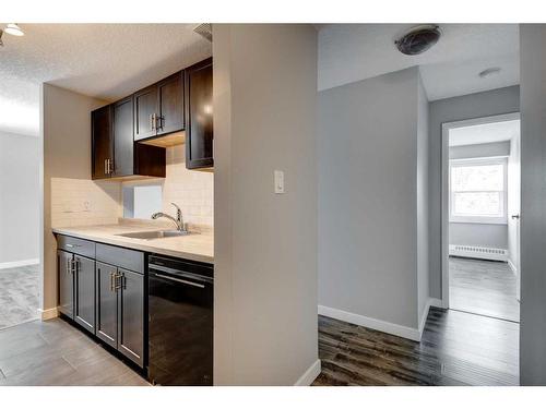 406-550 Westwood Drive Sw, Calgary, AB - Indoor Photo Showing Kitchen