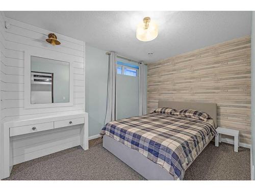 40 Evansfield Place Nw, Calgary, AB - Indoor Photo Showing Bedroom