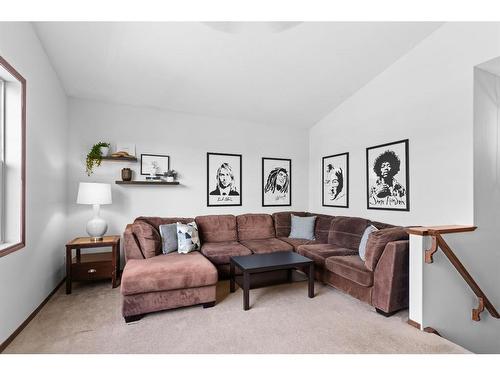 228 Sagewood Landing Sw, Airdrie, AB - Indoor Photo Showing Living Room