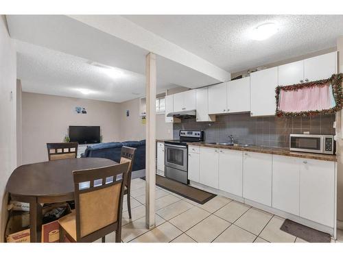 250 Saddlecrest Close Ne, Calgary, AB - Indoor Photo Showing Kitchen