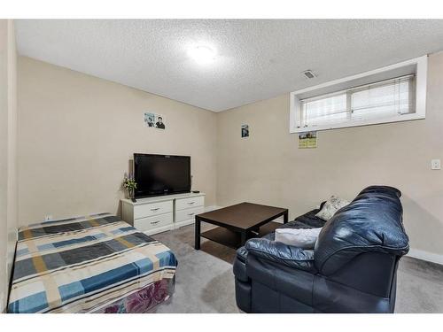 250 Saddlecrest Close Ne, Calgary, AB - Indoor Photo Showing Bedroom