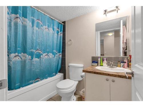 250 Saddlecrest Close Ne, Calgary, AB - Indoor Photo Showing Bathroom