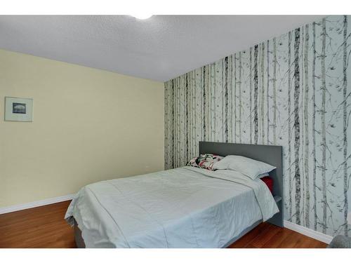 96-251 90 Avenue Se, Calgary, AB - Indoor Photo Showing Bedroom