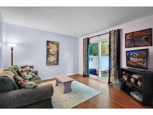 96-251 90 Avenue Se, Calgary, AB - Indoor Photo Showing Living Room