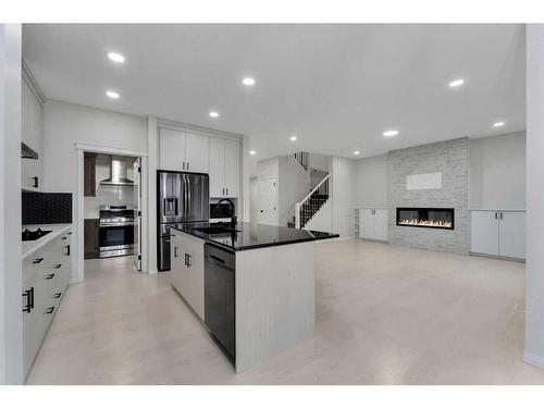 25 Corner Meadows Gardens Ne, Calgary, AB - Indoor Photo Showing Kitchen With Upgraded Kitchen