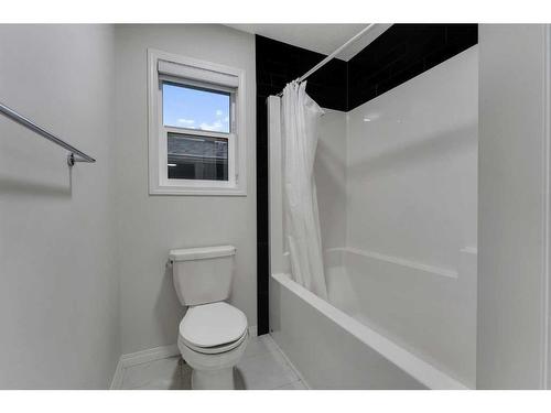 25 Corner Meadows Gardens Ne, Calgary, AB - Indoor Photo Showing Bathroom