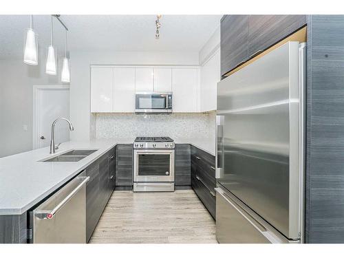 3306-95 Burma Star Road Sw, Calgary, AB - Indoor Photo Showing Kitchen With Double Sink With Upgraded Kitchen