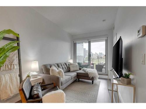 406-88 9 Street Ne, Calgary, AB - Indoor Photo Showing Living Room