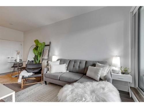 406-88 9 Street Ne, Calgary, AB - Indoor Photo Showing Living Room