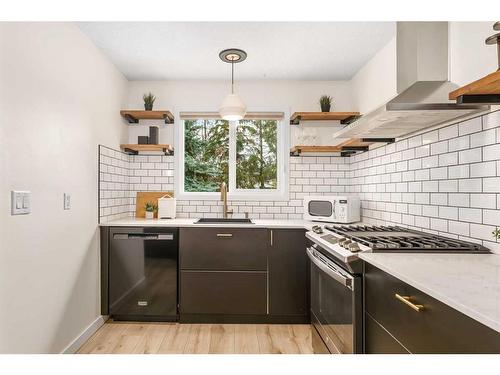 4 Oakbury Place Sw, Calgary, AB - Indoor Photo Showing Kitchen With Upgraded Kitchen