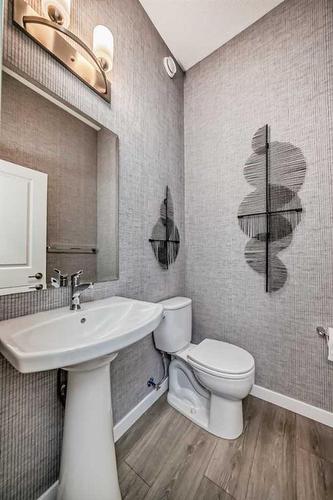 151 Magnolia Terrace Se, Calgary, AB - Indoor Photo Showing Bathroom