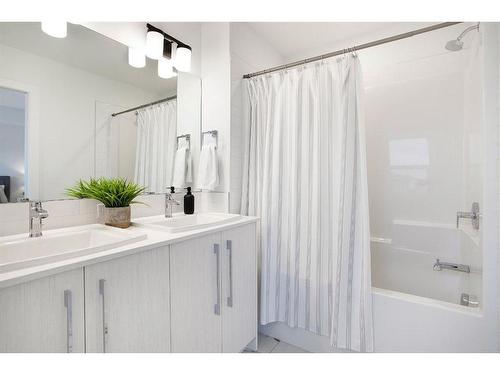 38 Dawson Drive, Chestermere, AB - Indoor Photo Showing Bathroom