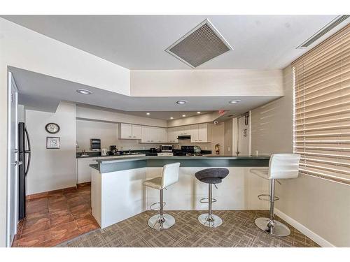 13-2513 Edenwold Heights Nw, Calgary, AB - Indoor Photo Showing Kitchen