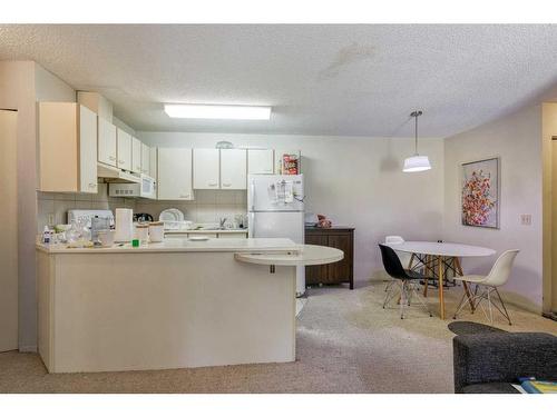 13-2513 Edenwold Heights Nw, Calgary, AB - Indoor Photo Showing Kitchen