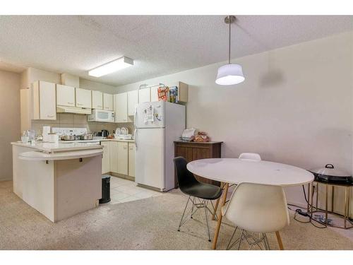 13-2513 Edenwold Heights Nw, Calgary, AB - Indoor Photo Showing Kitchen