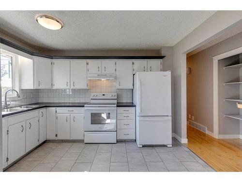 83 Lake Sylvan Close Se, Calgary, AB - Indoor Photo Showing Kitchen