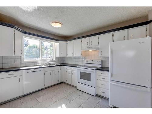 83 Lake Sylvan Close Se, Calgary, AB - Indoor Photo Showing Kitchen