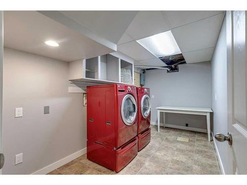 83 Lake Sylvan Close Se, Calgary, AB - Indoor Photo Showing Laundry Room