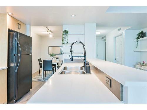 201-188 15 Avenue Sw, Calgary, AB - Indoor Photo Showing Kitchen With Double Sink