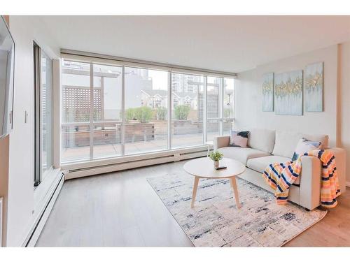 201-188 15 Avenue Sw, Calgary, AB - Indoor Photo Showing Living Room