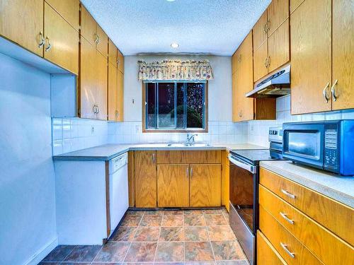 6920 4 Avenue Ne, Calgary, AB - Indoor Photo Showing Kitchen