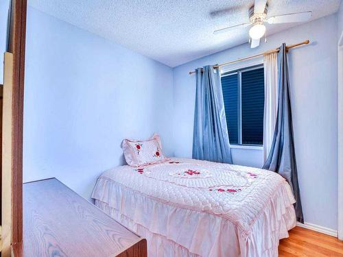 6920 4 Avenue Ne, Calgary, AB - Indoor Photo Showing Bedroom