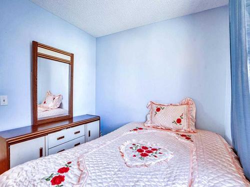 6920 4 Avenue Ne, Calgary, AB - Indoor Photo Showing Bedroom