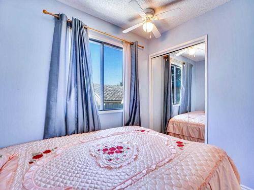 6920 4 Avenue Ne, Calgary, AB - Indoor Photo Showing Bedroom