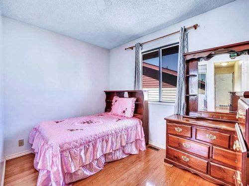 6920 4 Avenue Ne, Calgary, AB - Indoor Photo Showing Bedroom