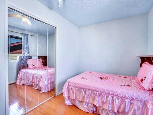 6920 4 Avenue Ne, Calgary, AB - Indoor Photo Showing Bedroom