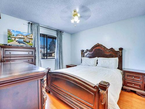 6920 4 Avenue Ne, Calgary, AB - Indoor Photo Showing Bedroom