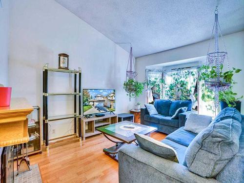 6920 4 Avenue Ne, Calgary, AB -  Photo Showing Living Room