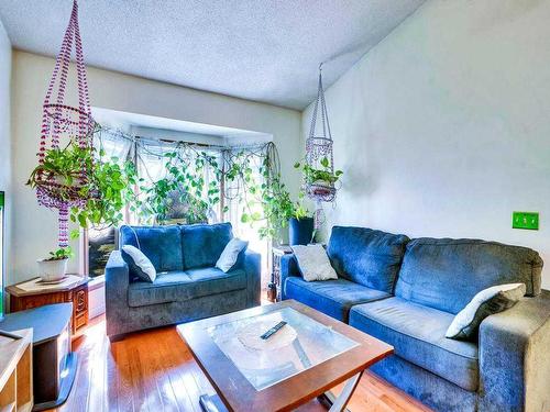 6920 4 Avenue Ne, Calgary, AB - Indoor Photo Showing Living Room