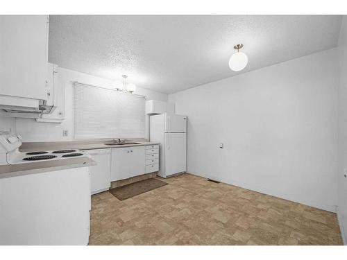 1171 Ranchlands Boulevard Nw, Calgary, AB - Indoor Photo Showing Kitchen