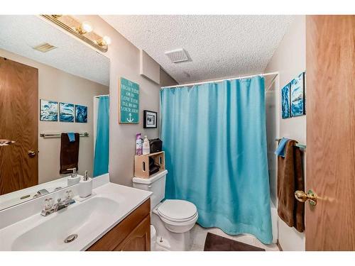 25 West Gissing Road, Cochrane, AB - Indoor Photo Showing Bathroom