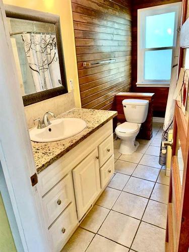 228 31 Avenue Nw, Calgary, AB - Indoor Photo Showing Bathroom